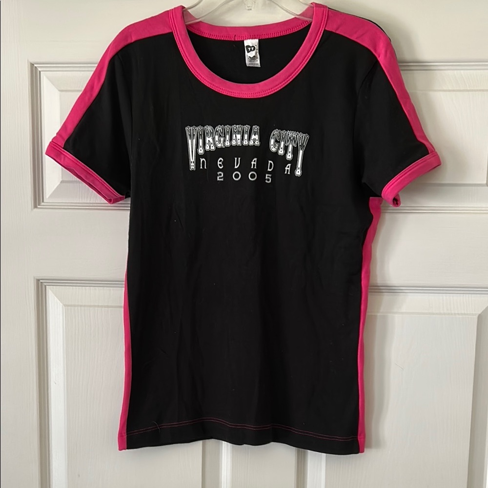 Vintage Women's Black and Pink Short Sleeve Tee